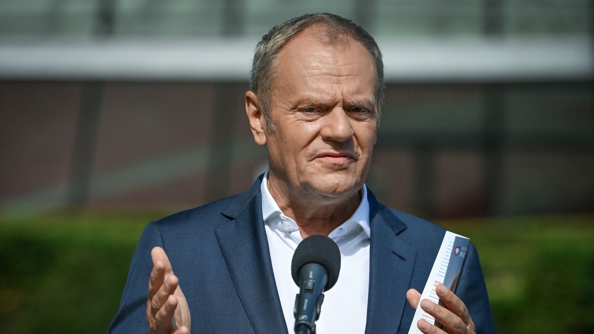 KRAKOW, POLAND - AUGUST 20: Polish Prime Minister Donald Tusk attends a press briefing alongside Civic Coalition (KO) Senator Monika Piatkowska in Krakow, Poland, on August 20, 2026. Tusk visited the city to officially endorse Piatkowska's snap mayoral candidacy ahead of the upcoming local election. (Photo by Artur Widak/NurPhoto via Getty Images)