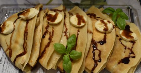 Naleśniki z bananami. Słodki obiad dla całej rodziny