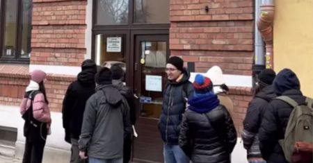 Na drzwiach cukierni powiesili kartkę. Nagranie trafiło do sieci