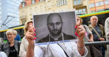 Emocje po areszcie dla ks. Olszewskiego. Prawica naskakuje na Senyszyn