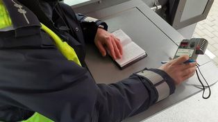 Przyjechał na komisariat autem i powiedział, że jest pijany. Wydmuchał blisko cztery promile