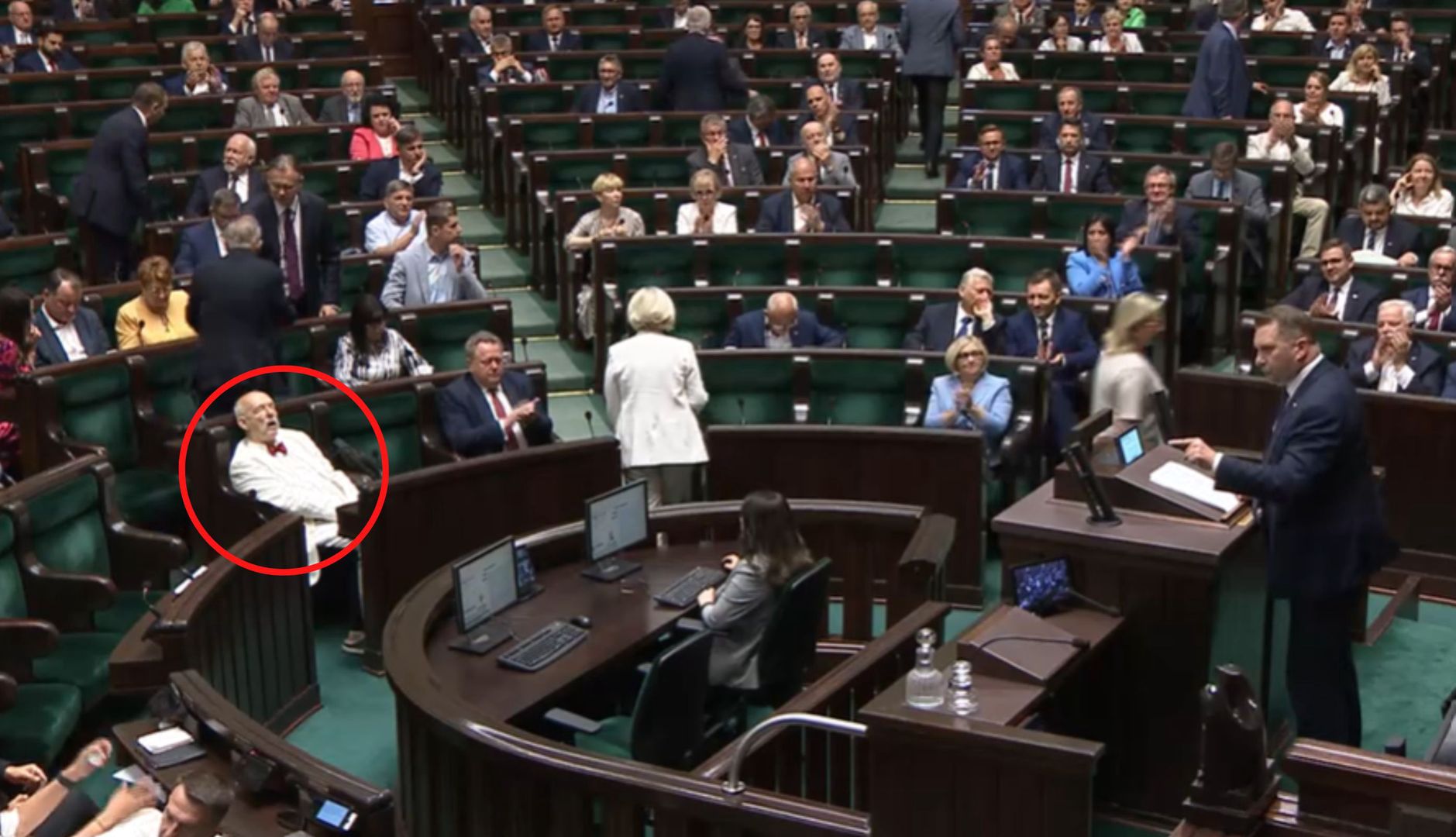 Janusz Korwin-Mikke spał podczas przemówienia Przemysława Czarnka