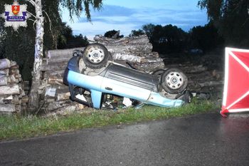 Śmiertelny wypadek 34-latka. Auto uderzyło w drewno i dachowało