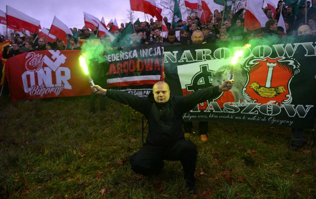 Uczestnicy Marszu Niepodległości 2015 na błoniach Stadionu Narodowego w Warszawie 
