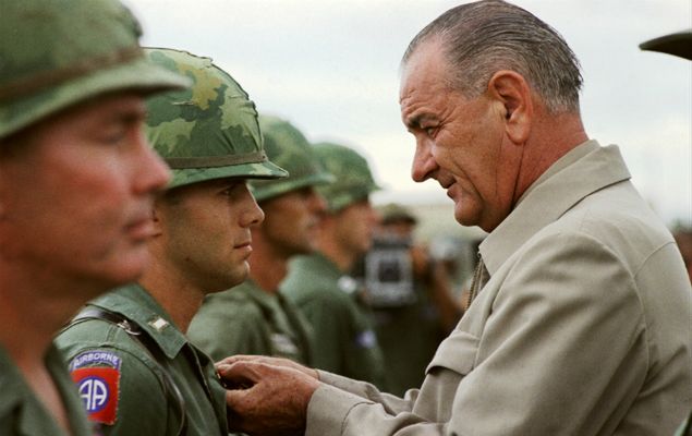 Lyndon Johnson odznacza żołnierzy podczas wizyty w Wietnamie, 1966 r. 