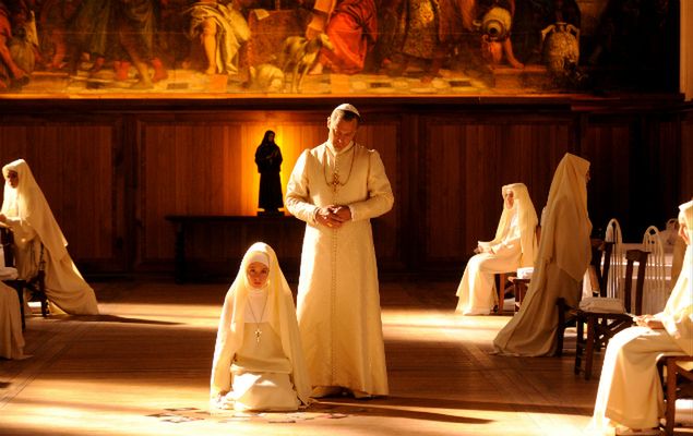 Jude Law jako Lenny Belardo - papież Pius XIII - w serialu 