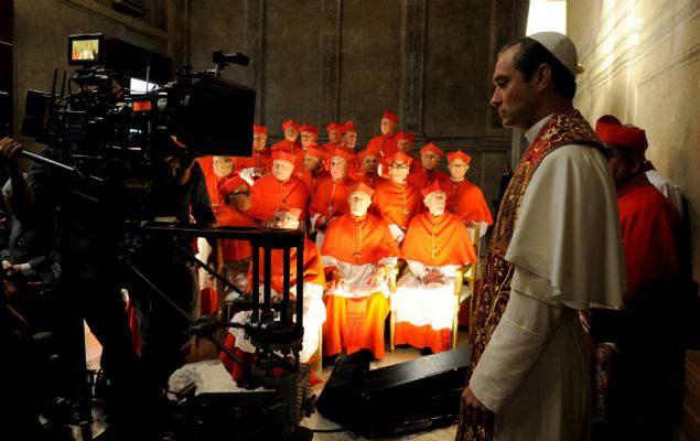 Jude Law jako Lenny Belardo - papież Pius XIII - w serialu 