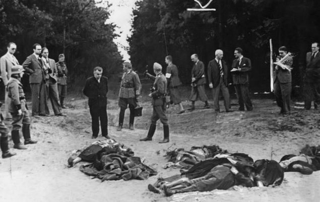 Żołnierze III Rzeszy pokazują zachodnim dziennikarzom ciała pomordowanych rzekomo przez Polaków przedstawicieli bydgoskiej mniejszości niemieckiej (zdjęcie propagandowe), wrzesień 1939 r. 