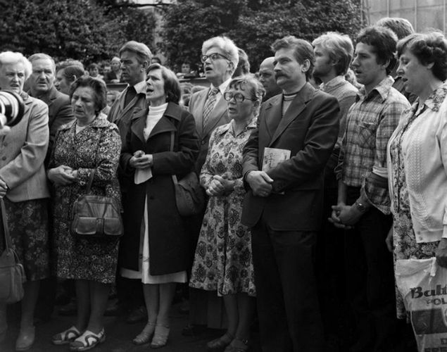 Anna Walentynowicz (w centrum, czwarta od lewej) i Lech Wałęsa podczas mszy w czasie strajku w Stoczni Gdańskiej, sierpień 1980 r. 