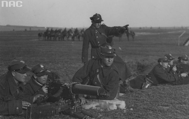 Polscy ułani z ciężkim karabinem maszynowym Maxim podczas ćwiczeń, 1933 r. 