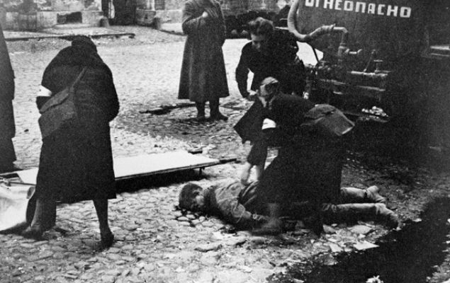Sanitariuszki udzielają pierwszej pomocy ofiarom bombardowania na ulicach Leningradu, 1941 r. 