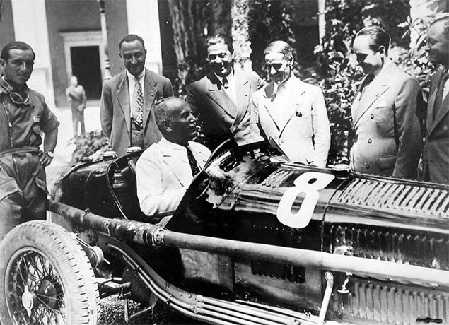 Benito Mussolini w swoim alfa romeo, rok 1932 