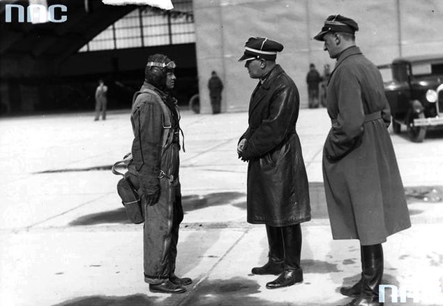 Płk Janusz de Beaurain, jeden z pilotów, którzy brali udział w nalocie na Frankfurt nad Odrą, przyjmuje raport od por. Protasiewicza 