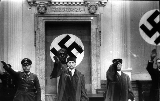 Skład orzekający, który skazał na śmierć m.in. Clausa von Stauffenberga: Hermann Reinecke, Roland Freisler, Ernst Lautz. Berlin, 20 lipca 1944 r. 