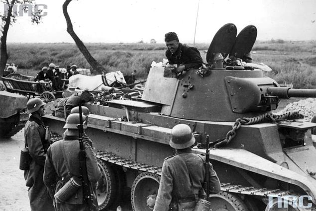 Niemiecki i radziecki patrol na linii demarkacyjnej. Widoczny radziecki czołg BT-7. Wrzesień 1939 r. 