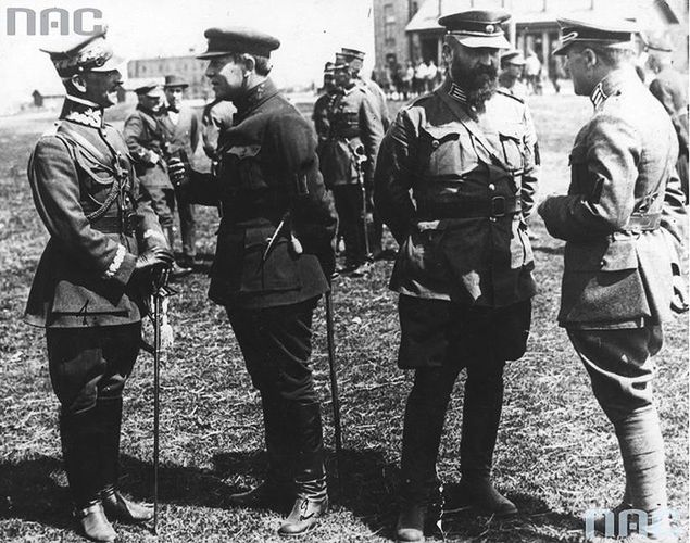 Gen. Antoni Listowski (pierwszy z lewej) podczas rozmowy z atamanem Semenem Petlurą (drugi z lewej). Fotografia z kwietnia 1920 r. 