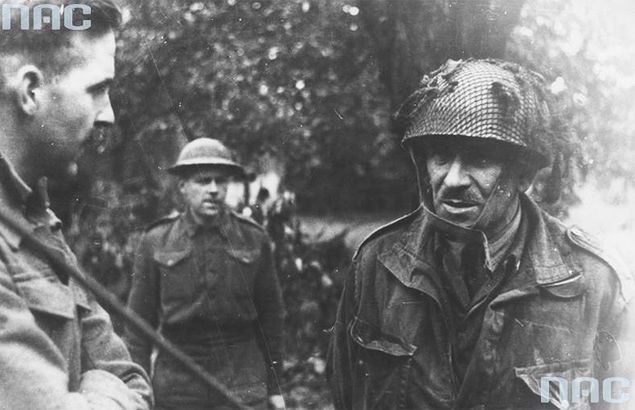 Gen. Stanisław Sosabowski (z prawej), dowodzący 1 Samodzielną Brygadą Spadochronową w rozmowie z brytyjskim gen. Thomasem Ivorem, w czasie operacji 