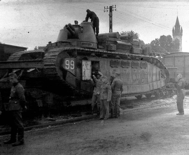 Czołgi Char 2C przechwycone przez Niemców podczas ofensywy w 1940 r. 