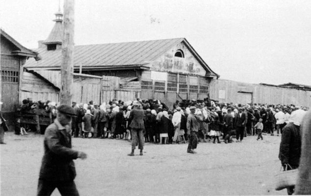 Kolejka po chleb przed torgsinem w Charkowie, rok 1932 