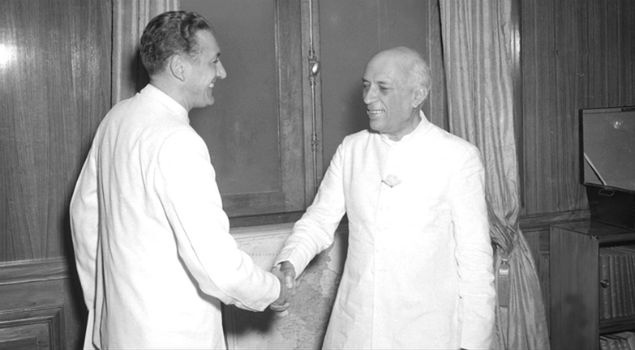 Ambasador Chile w Indiach Miguel Serrano i Jawaharlal Nehru, premier Indii, 1957 r. 