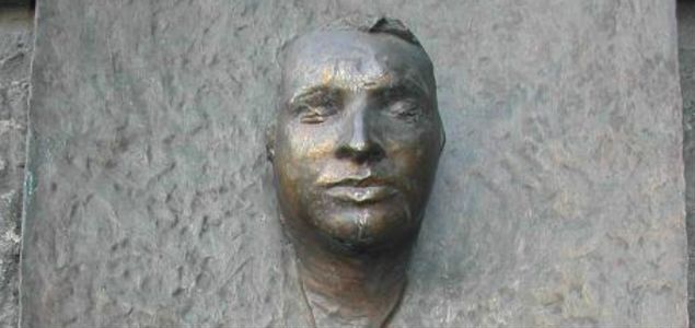 Pośmiertna maska Jana Palacha na tablicy pamiątkowej 