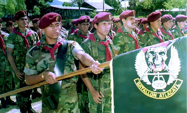 Batalion Atlacatl podczas uroczystości rozwiązania jednostki, 8 grudnia 1992 r. 