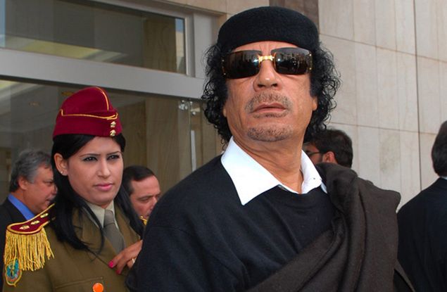 Muammar Kadafi w towarzystwie osobistej strażniczki