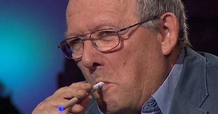 Do KRRiT wpłynęły skargi dotyczące palenia na wizji e-papierosa przez Adama Michnika