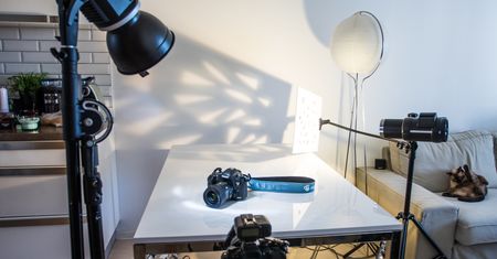 Małe GOBO, wielkie efekty. Oto jak zrobić przydatne narzędzie do zdjęć produktowych [zrób to sam]