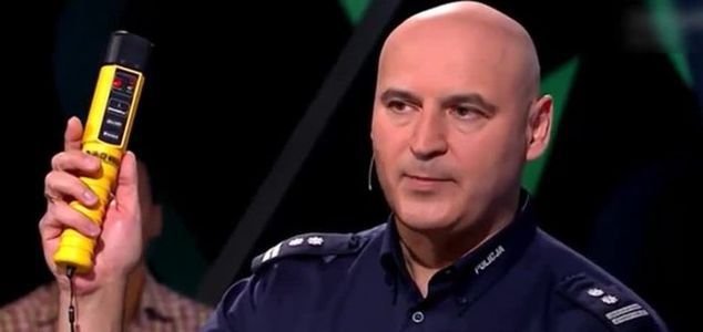 Pijany policjant w "Świat się kręci"?