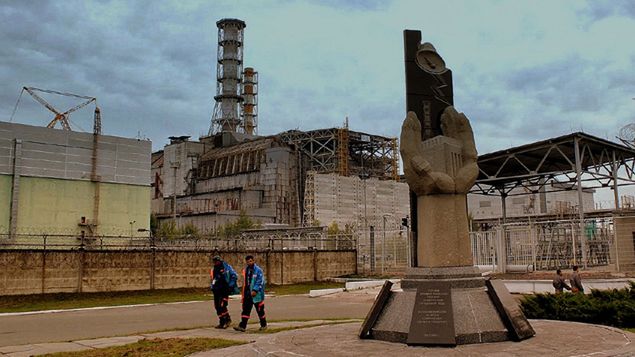 Pomnik upamiętniający ludzi, którzy zmarli w wyniku zabezpieczania reaktora w Czarnobylu, przed budynkiem dawnej elektrowni atomowej w tym mieście