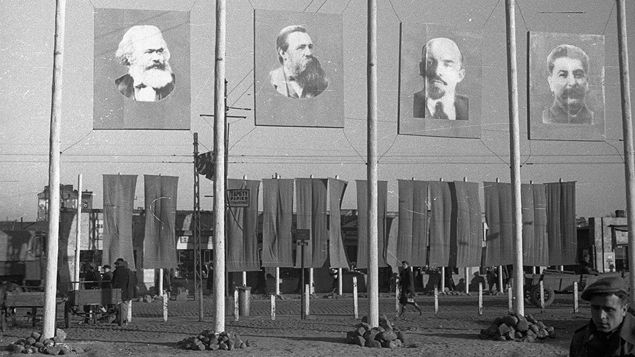 Dekoracje propagandowe na ulicach Warszawy, z okazji zjazdu zjednoczeniowego PPR i PPS.