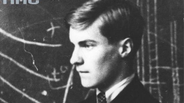 Tadeusz Zawadzki "Zośka", w szkole przy tablicy, na fotografii wykonanej przed wybuchem wojny