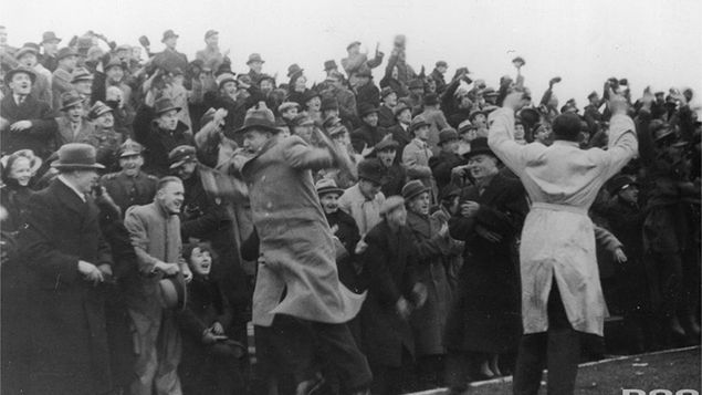 Mecz piłki nożnej Polska - Norwegia na Stadionie Wojska Polskiego w Warszawie. Kibice cieszą się ze zdobytej przez Polaków bramki. 23 października 1938 r.