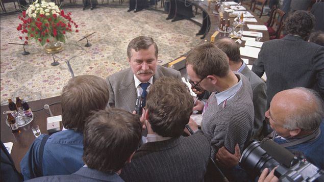 Lech Wałęsa udziela wywiadu po zakończeniu rozmów przy Okrągłym Stole