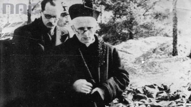 Komisja Polskiego Czerwonego Krzyża w Katyniu, na pierwszym planie ks. Stanisław Jasiński