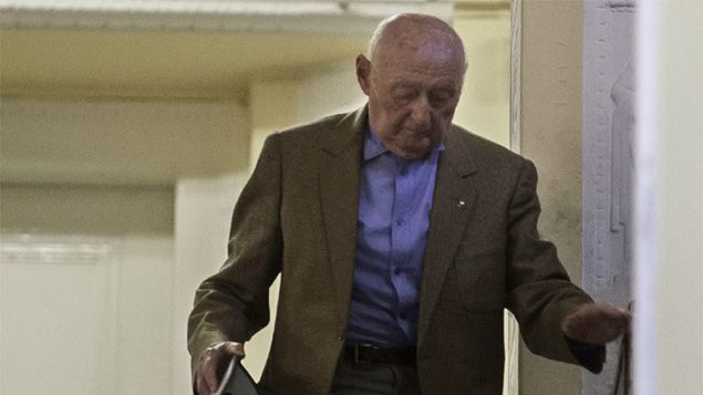 Bela Biszku, były szef węgierskiego MSW w sądzie w 2012 r.