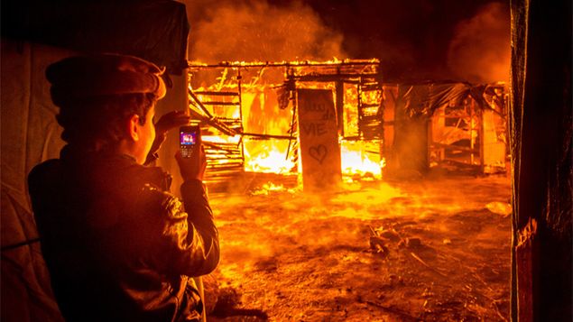 2 marca uchodźcy podpalili część obozu w Calais podczas jego ewakuacji. Doszło też do starć z policją