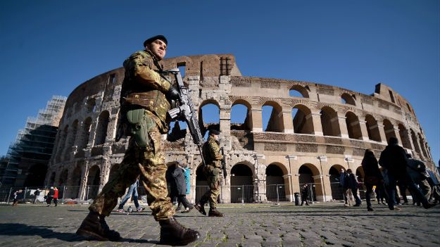 Żołnierz w okolicy rzymskiego Koloseum, 25 listpada