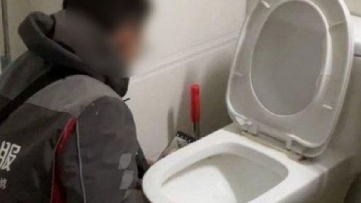 Para piła wodę z toalety.