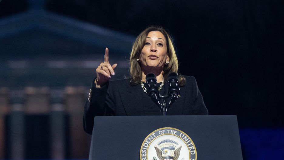 US Vice President and Democratic presidential nominee Kamala Harris addresses supporters at a campaign event in Philadelphia, Pennsylvania, USA, 04 November 2024. US Vice President and Democratic Presidential Nominee Kamala Harris is holding an election eve concert and rally in Philadelphia. Election polls show that the presidential race between Harris and Republican nominee former President Donald Trump is extremely close. EPA/DAVID MUSE Dostawca: PAP/EPA.