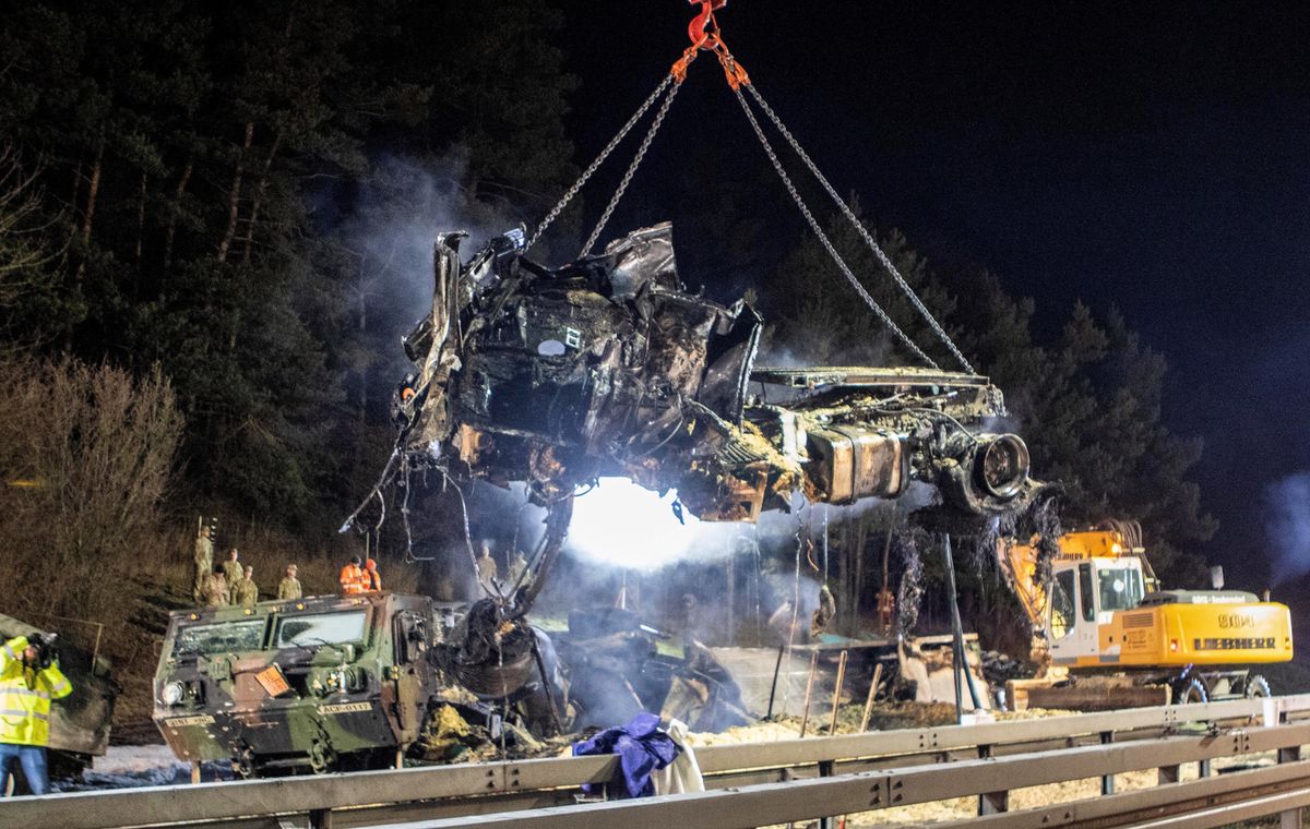 Tragiczny wypadek na A3 w Niemczech. Ciężarówka wbiła się w zaparkowane na poboczu pojazdy wojsk USA. Doszło do pożaru/  PAP/EPA.MARVIN KLEIN