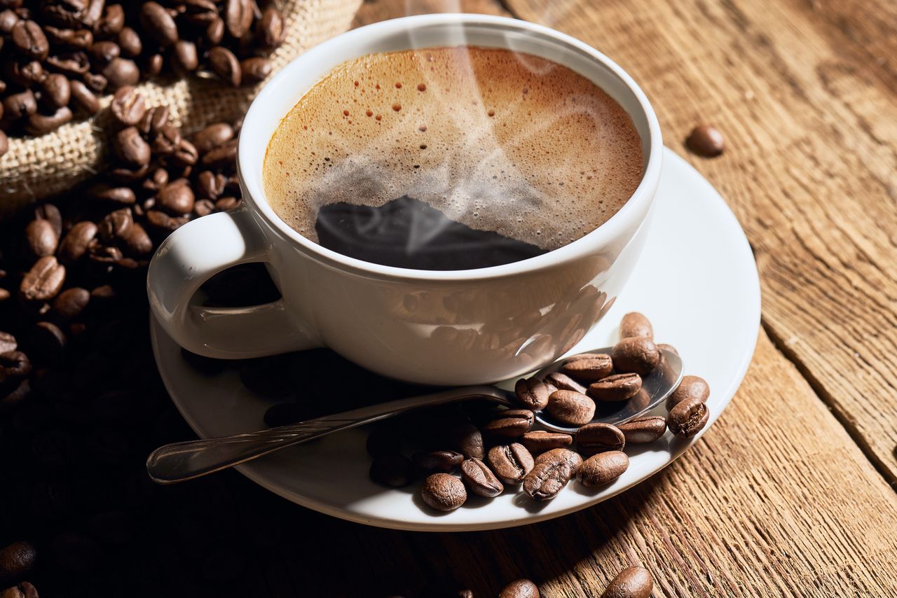 O której najlepiej pić kawę? Unikaj jej w tych godzinach