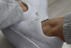 Białe sneakersy to must-have na wiosnę. Co przygotowały dla nas sklepy?