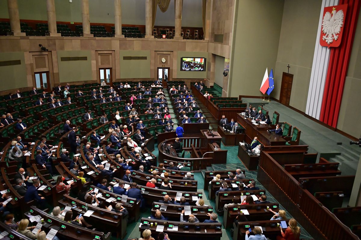 Posłowie podczas posiedzenia Sejmu