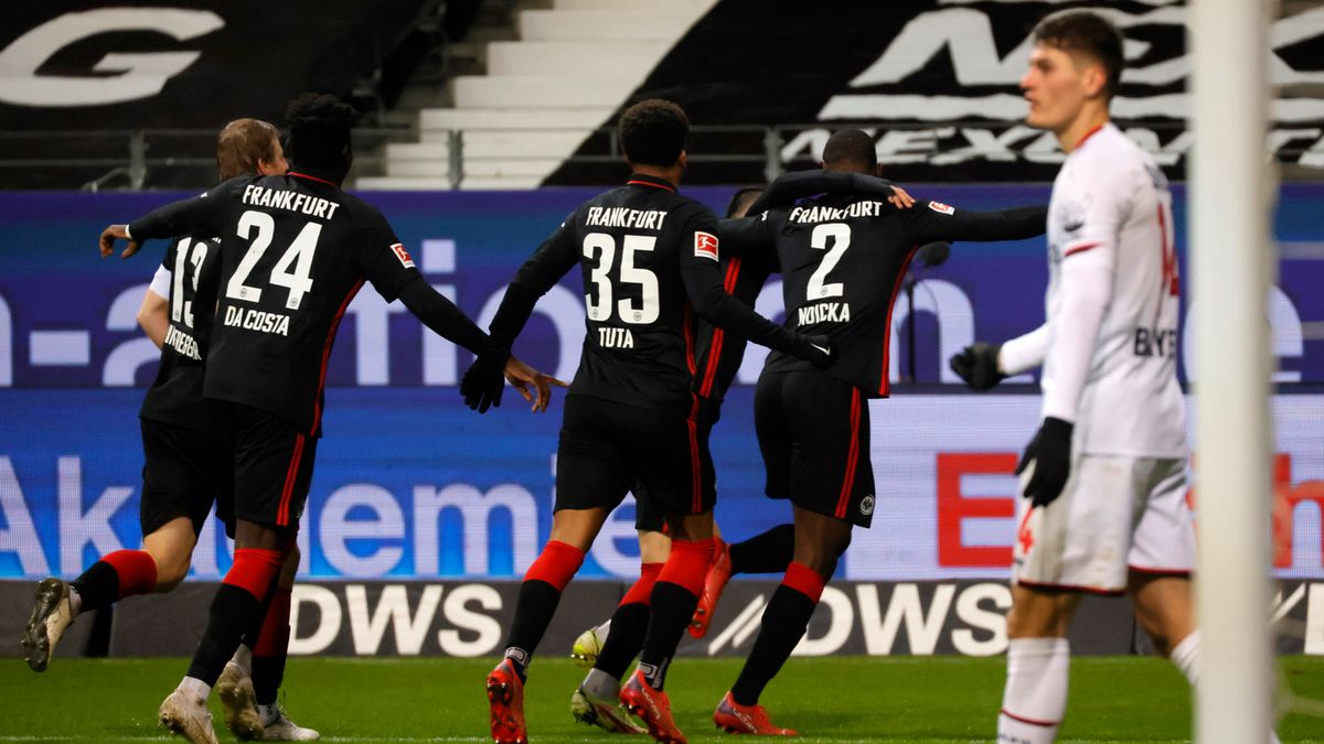 PAP/EPA / RONALD WITTEK / Na zdjęciu: piłkarze Eintrachtu Frankfurt