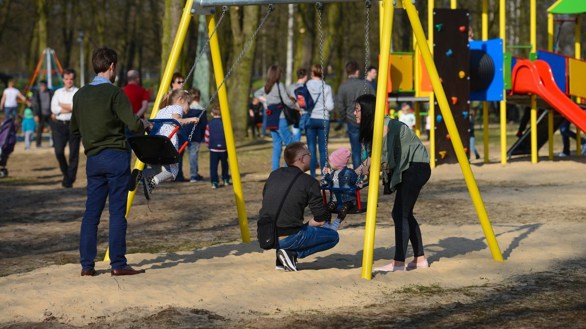 Rodzinnie niedziele w parku
Fot. Adam Staskiewicz / East News. Sieradz 08.04.2018. Park im. Adama Mickiewicza. Niedziela wolna od handlu i piekna wioenna  pogoda powoduje, ze parki zaroily sie od spacerujacych rodzin, a place zabawa zapelnily sie dziecmi. N/Z niedzielny relaks w parku i na placach zabaw dla calych rodzin
Adam Staskiewicz