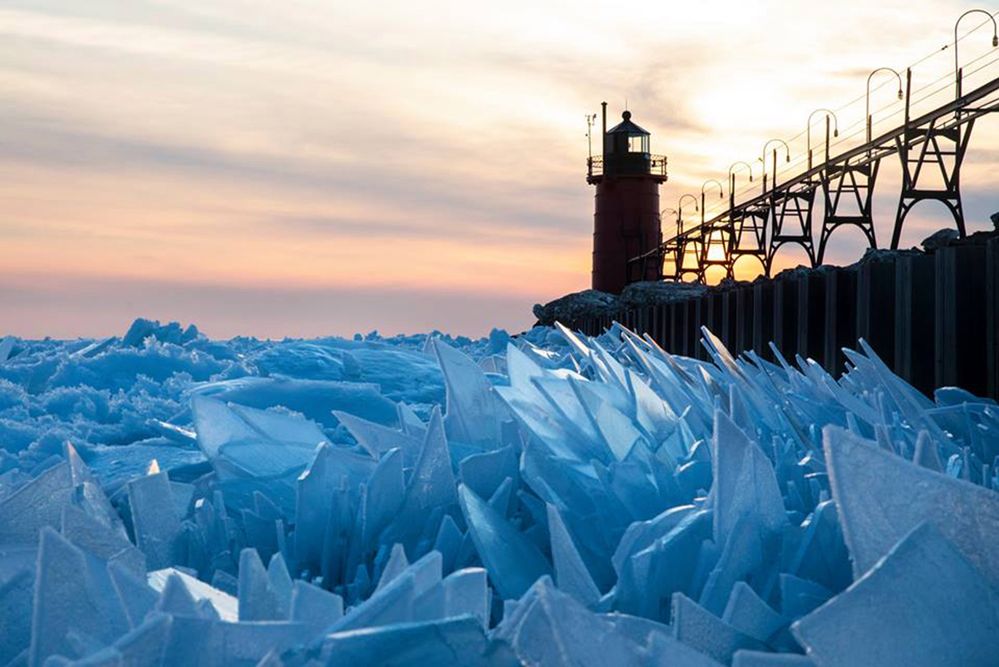 Hipnotyzujący widok na jeziorze Michigan. Wiosna zawitała tam na dobre