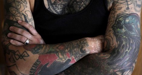 Nazista nawrócił się i usunął rasistowskie tatuaże