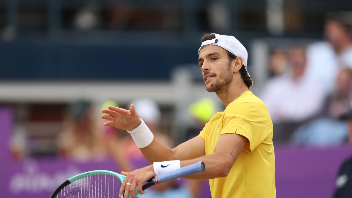 PAP/EPA / Neil Hall / Na zdjęciu: Lorenzo Musetti